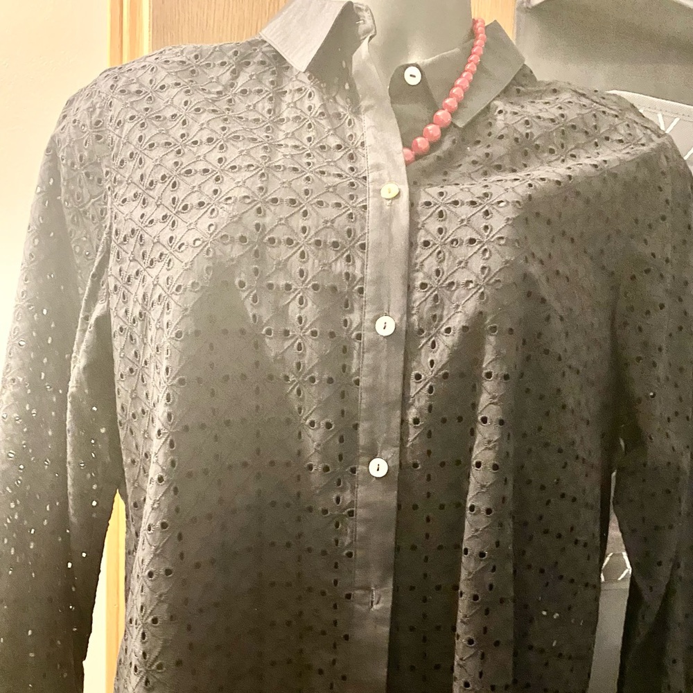 Women’s blouse : 16 ; runs small ; in excellent condition; never worn